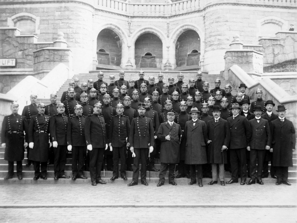 Ett femtiotal poliser i uniform och hjälmar poserar på terrasstrapporna i Helsingborg.