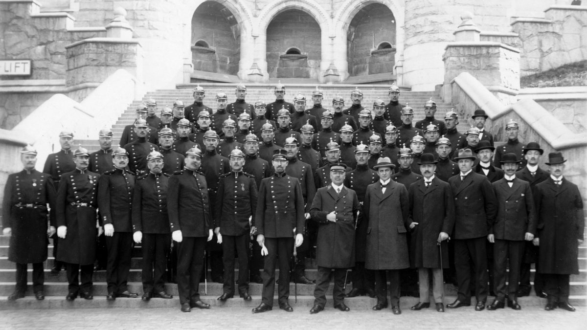 Ett femtiotal poliser i uniform och hjälmar poserar på terrasstrapporna i Helsingborg.